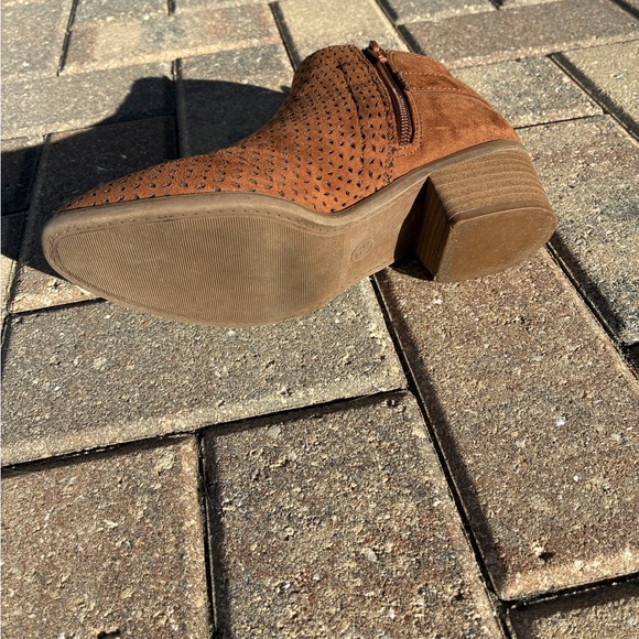 Universal Thread Ankle Boots Women’s 6.5 Brown Perforated Zip Low Heel Booties - Picture 12 of 15